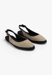Slingback baleríny s béžovým plátěným svrškem a černými elastickými akcenty, s kulatou špičkou a prošitou černou podrážkou. Detail v zlatém tónu.