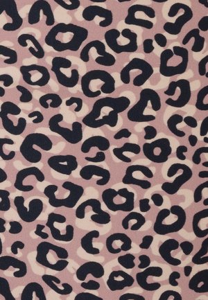 Abstraktes Leopardenmuster mit unregelmäßigen schwarzen Flecken auf einem hellrosa und beigen strukturierten Stoffhintergrund.