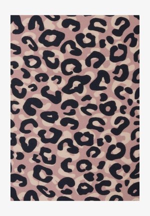Abstraktes Leopardenmuster mit unregelmäßigen schwarzen Flecken auf einem hellrosa und beigen strukturierten Stoffhintergrund.