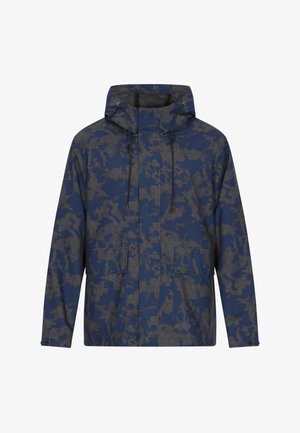 Chaqueta resistente al agua en color marino con un patrón hexagonal en gris. Cuenta con capucha, dos bolsillos frontales y cordones ajustables.