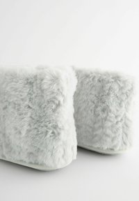 Lækre, lysegrå plys slippers med en blød tekstur, rund form og minimalistisk design. Har en flad sål til indendørs brug.