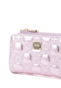 Portafoglio metallico lilla con motivo floreale in rilievo, hardware argentato e etichetta del marchio rettangolare. Presenta una chiusura con zip e texture liscia.