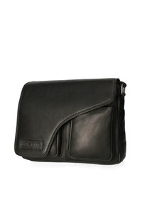 Borsa messenger in pelle nera con chiusura a patta, tracolla singola e due tasche frontali per lo stoccaggio. Texture liscia e design minimalista.