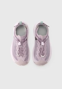 Αθλητικά παπούτσια σε ανοιχτό μωβ χρώμα με υφασμάτινο επάνω μέρος με υφή, στρογγυλεμένη μύτη και ενσωματωμένο σύστημα κορδονιών. Διαθέτουν αντίθετο γκρι πάτο και θηλιά για εύκολο φορά.