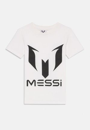 Biele tričko s krátkym rukávom s veľkým čiernym štýlizovaným logom "M" a nápisom "MESSI" pod ním tučnými čiernymi písmenami.