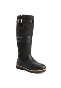 Zwarte leren knieboots met een gespsluiting nabij de bovenkant, horizontale leren banden op de schacht en een profielzool met een tan rand.