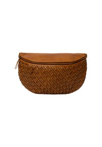 Borsa a clutch intrecciata in pelle marrone con una forma curva e chiusura a zip lungo il bordo superiore su uno sfondo bianco.