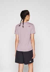 The North Face MOUNTAIN ATHLETICS FLEX TEE - Majica kratkih rukava s printom - purple chalk