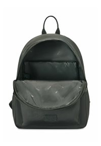 Czarny plecak o zaokrąglonym kształcie, wykonany z tkaniny, z zamkiem błyskawicznym oraz pojemnym, wyściełanym wnętrzem z delikatnym wzorem logo.