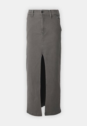 Grå denim maxiskjørt med en frontsplitt, som har et tettsittende liv med knappelukking og to sidelommer. Rent design og standard kant.