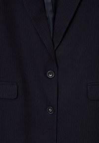 Veste de costume marine à rayures fines avec deux boutons, revers crantés et poche frontale. Texture lisse avec des détails de couture contrastés.