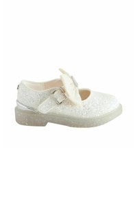 Scarpa Mary Jane bianca con glitter, fiocco, fibbia argentata e suola trasparente. Presenta una texture liscia e un design con punta tonda.