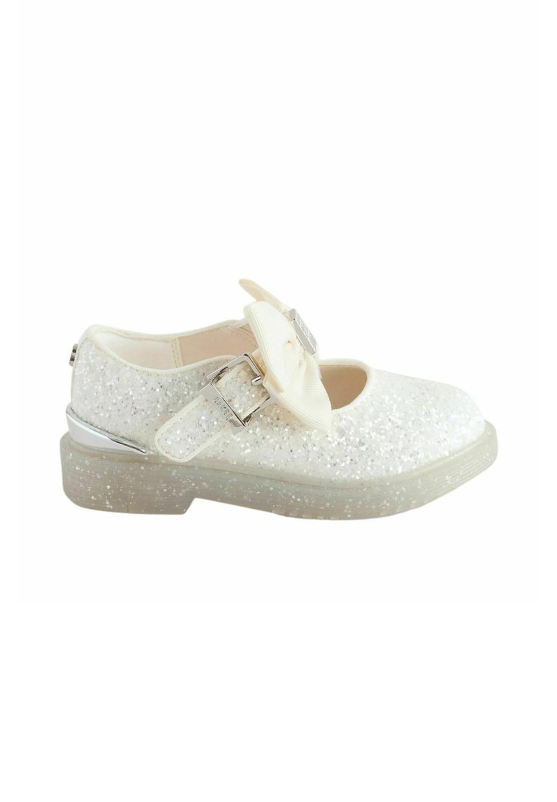 Scarpa Mary Jane bianca con glitter, fiocco, fibbia argentata e suola trasparente. Presenta una texture liscia e un design con punta tonda.