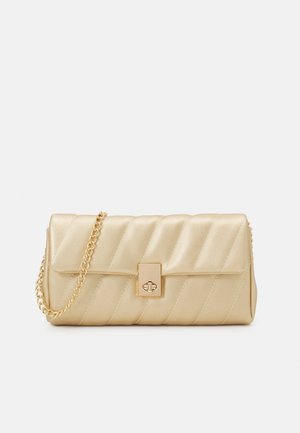 Kultainen tikattu clutch-laukku ketjuolkaimella, jossa on suorakulmainen magneettisulku ja sileä, kiiltävä pinta.