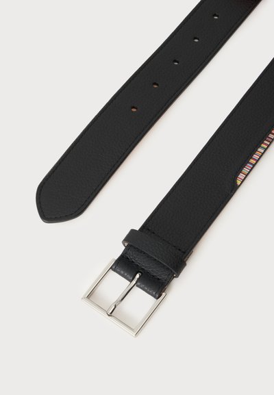 Ceinture en cuir noir avec une boucle rectangulaire argentée et plusieurs trous de réglage, présentée sur un fond clair uni.