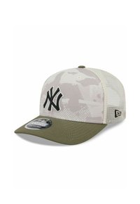 Baseballmütze im hellen Camouflage-Muster mit einem einfarbigen olivgr�ünen Schirm. Verfügt über ein gesticktes schwarzes Logo und ein Mesh-Rückenteil für Belüftung.