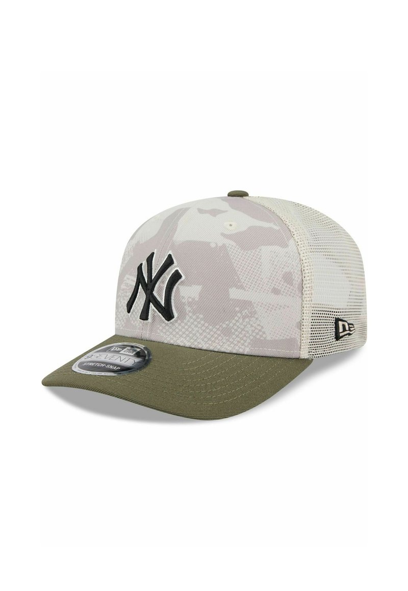 Baseballmütze im hellen Camouflage-Muster mit einem einfarbigen olivgrünen Schirm. Verfügt über ein gesticktes schwarzes Logo und ein Mesh-Rückenteil für Belüftung.