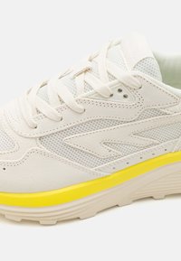 HI-TEC HTS74 SHADOW UNISEX  - Sneakers low - gardenia/blazing yellow