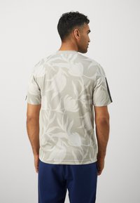 adidas Sportswear - T-shirt z nadrukiem