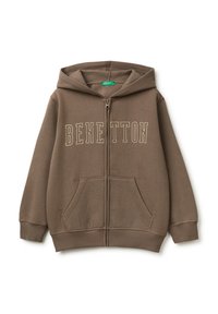 Felpa con zip marrone realizzata in tessuto morbido. Presenta una tasca frontale a marsupio, polsini a coste e la scritta "BENETTON" stampata in un colore chiaro. Design con cappuccio.