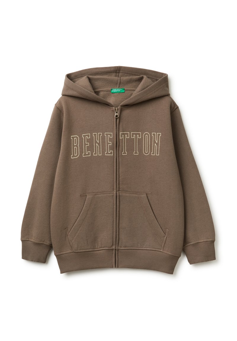 Felpa con zip marrone realizzata in tessuto morbido. Presenta una tasca frontale a marsupio, polsini a coste e la scritta "BENETTON" stampata in un colore chiaro. Design con cappuccio.