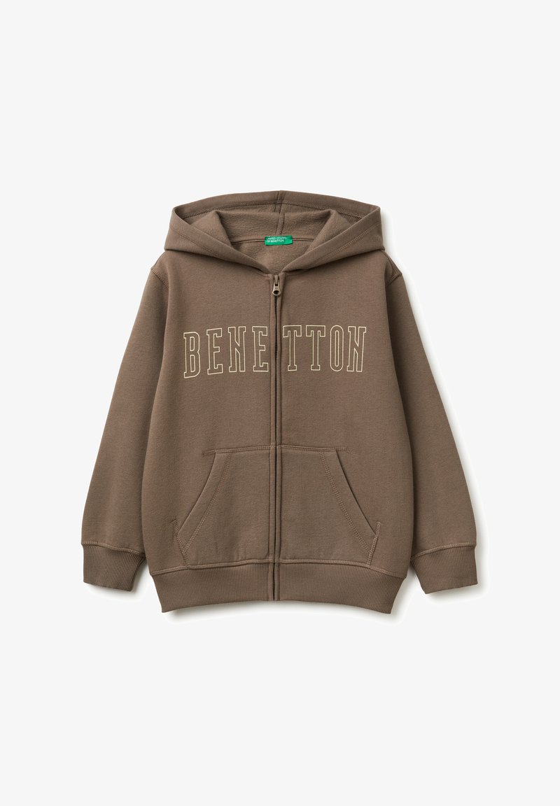 Felpa con zip marrone realizzata in tessuto morbido. Presenta una tasca frontale a marsupio, polsini a coste e la scritta "BENETTON" stampata in un colore chiaro. Design con cappuccio.