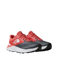 Scarpe per trail running con tomaia in mesh grigio e corallo, puntale rinforzato e intersuola bianca. Presentano lacci e suola testurizzata per una migliore aderenza.