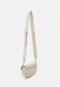 COACH MONOCHROME EMMY SADDLE BAG - Kabelka - chalk
