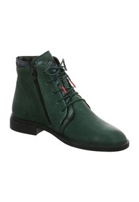 Groene leren enkellaars met textuurelementen, vetersluiting aan de voorkant, zijrits en een lage zwarte hak. Voorzien van rood getipte veters en een strakke uitstraling.