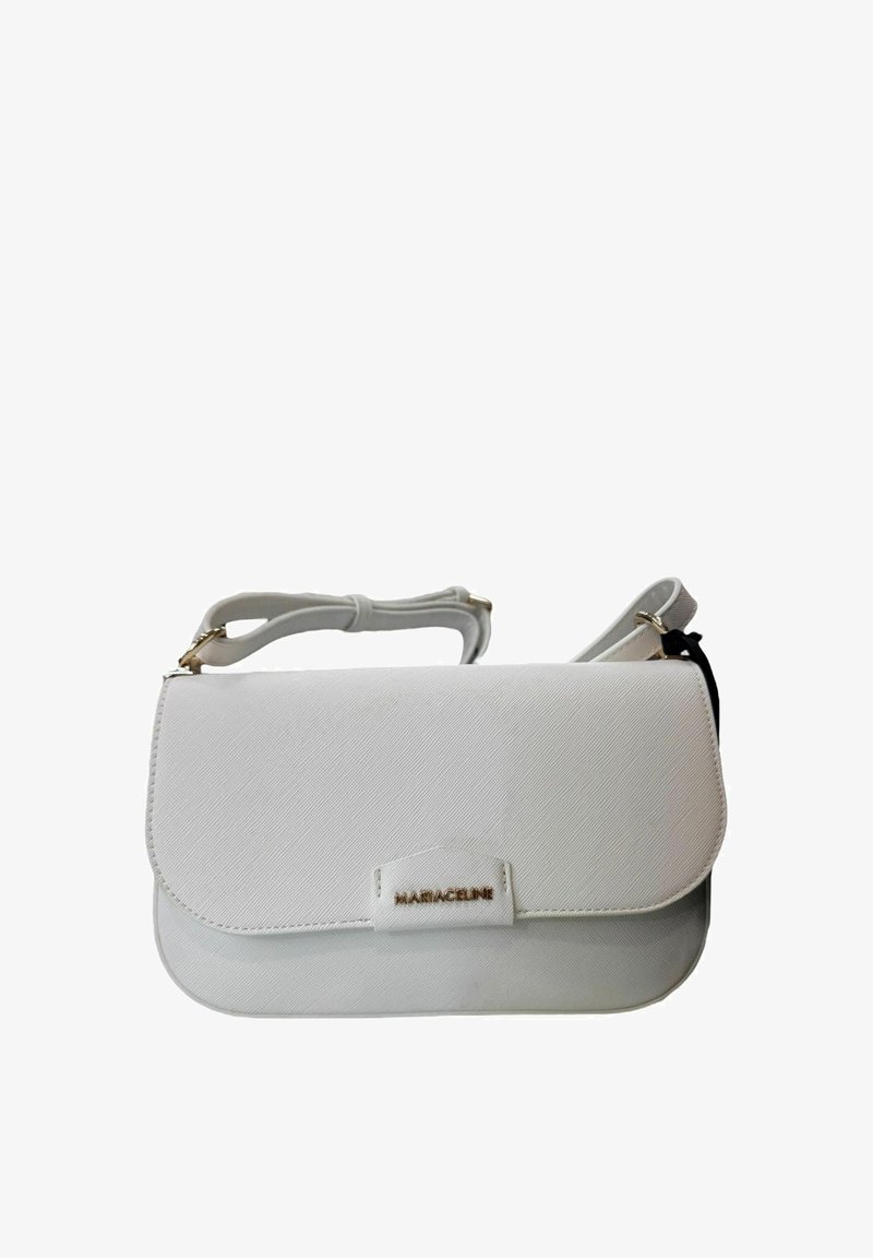 Borsa a tracolla sintetica bianca con chiusura a pattina, hardware dorato e un accento con logo. Presenta una tracolla sottile e regolabile e una superficie testurizzata.