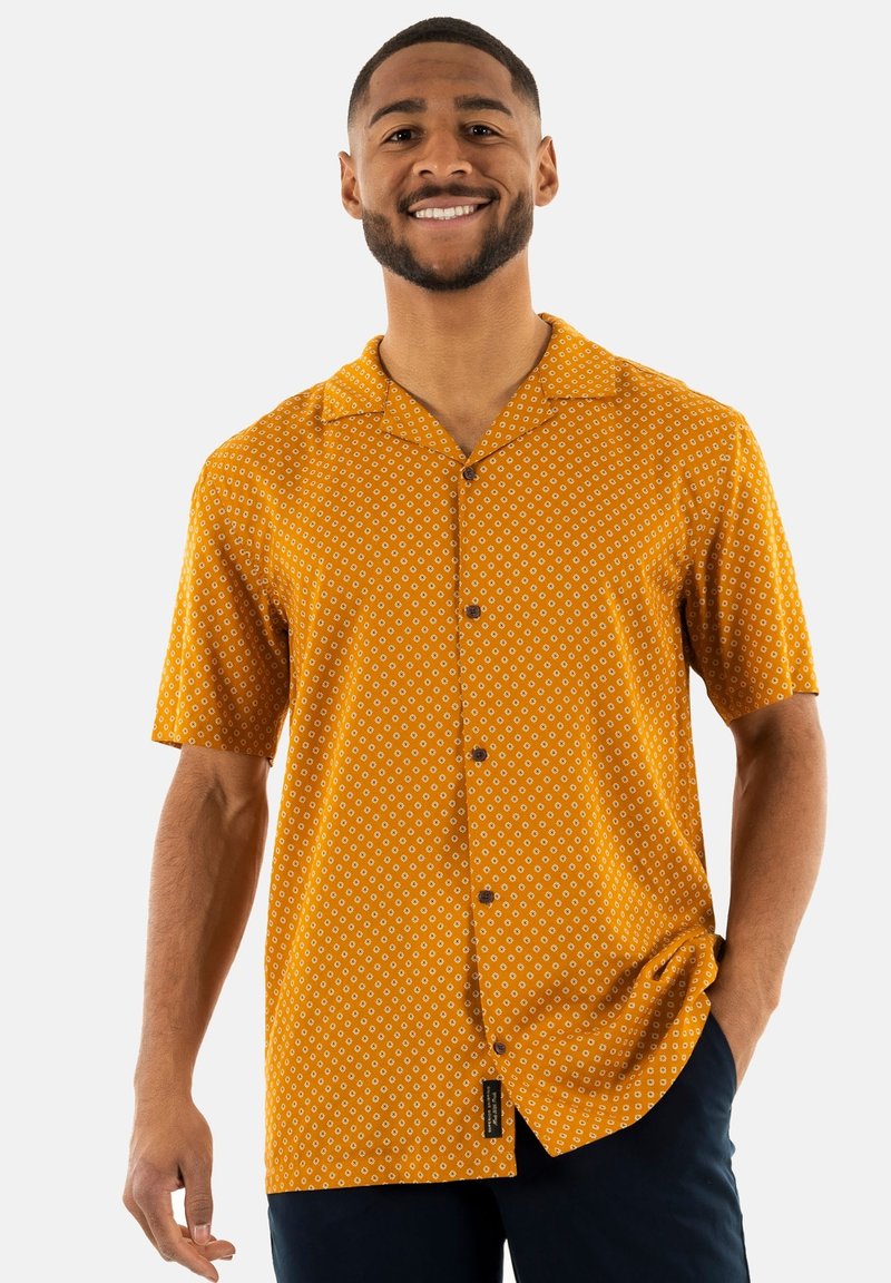 Korte mouw knopenblouse in levendig oranje met een ruitpatroon. Gemaakt van zachte stof met een kraag en bruine knopen.