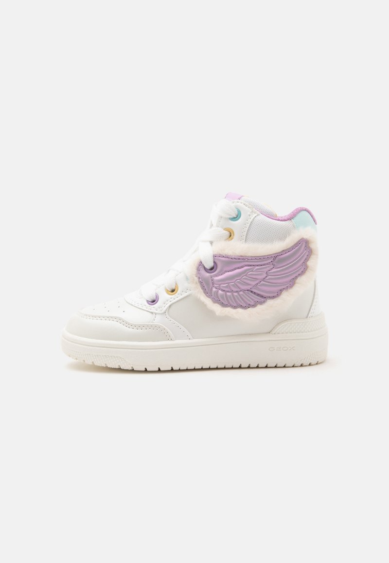 Λευκό sneaker ψηλής κοπής με σχέδιο φτερού λεβάντας στην πλευρά και αφράτο περίγραμμα γύρω από το κολάρο του αστραγάλου.