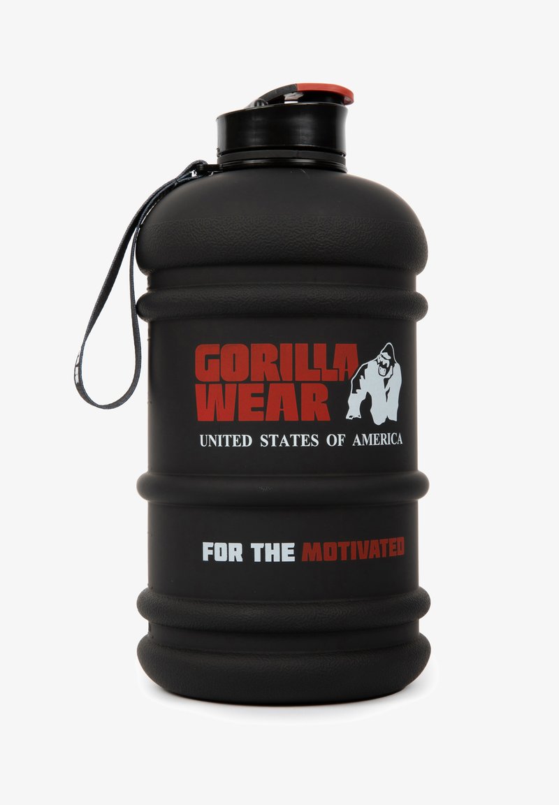 Zwarte plastic waterfles met een gestructureerd oppervlak, voorzien van een rode draaidop. Weergeeft "Gorilla Wear", "Verenigde Staten van Amerika" en "Voor de gemotiveerden" in vetgedrukte letters.