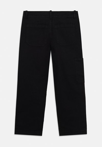 Mustad sirget lõikega püksid, millel on tagataskud, vöörõngad ja parema jala küljes küljetasku, näidatud tagantpoolt.