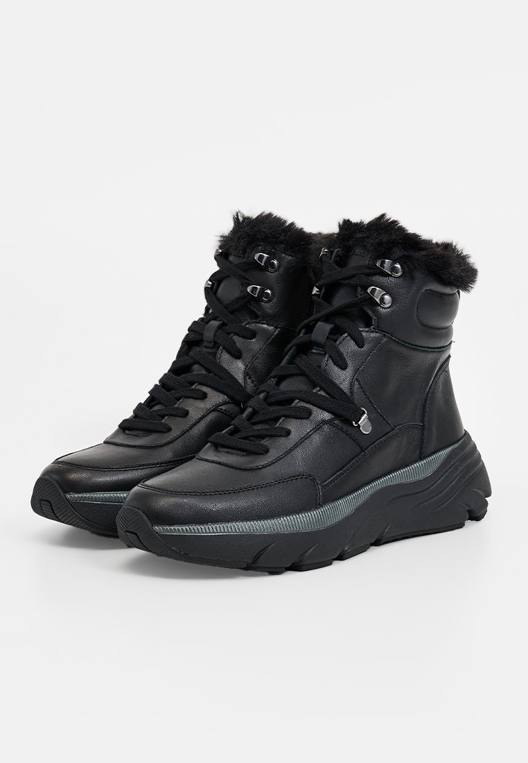 Czarne sneakersy za kostkę z błyszczącej skóry, z futrzanym kołnierzem, wyściełanym językiem i teksturowaną gumową podeszwą. Zawierają metalowe oczka oraz sznurowanie.