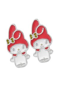 Spille smaltate rosse e bianche che raffigurano un personaggio con un cappello rosso con un fiocco e un corpo bianco. Accenti in metallo bianco migliorano il design.