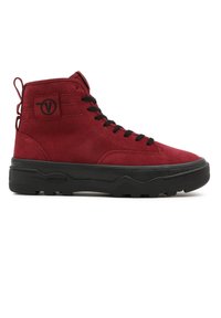 Baskets montantes en daim rouge avec des lacets noirs, une semelle en caoutchouc noire, et un détail de logo sur le côté. Présente un design robuste et une finition texturée.