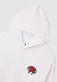 Felpa bianca con un piccolo design ricamato di tre rose rosse e il testo "Un Ultimo Addio" sul petto.