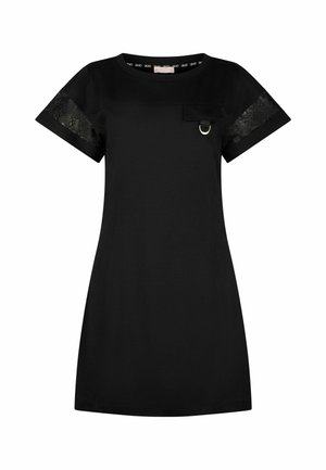 Robe noire à manches courtes, avec des accents en dentelle sur les manches, une poche poitrine et un détail anneau métallique circulaire à l'avant. Design simple.