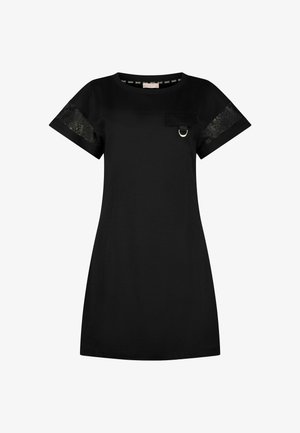 Robe noire à manches courtes, avec des accents en dentelle sur les manches, une poche poitrine et un détail anneau métallique circulaire à l'avant. Design simple.