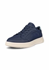 Granatowe skórzane sneakersy z gumową podeszwą, okrągłym czubkiem i sznurowanym zapięciem. Posiadają jasnoniebieskie akcenty na pięcie oraz teksturowaną powierzchnię.