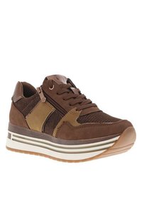 Baskets de sport marron en suède et en mesh, avec un bout arrondi, un laçage à l'avant, une fermeture éclair sur le côté et une semelle plateforme avec des rayures blanches.