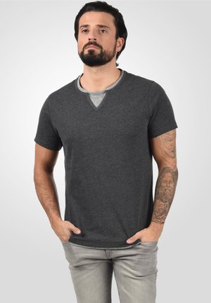Mørkegrå kortærmet T-shirt med V-hals, med en kontrastfarvet lysere inderside på kraven. Glat tekstur med en tætsiddende pasform.