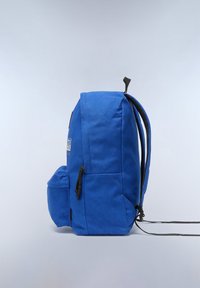 Sac à dos en tissu bleu avec une forme structurée, doté d'une poche avant, de zippers noirs et de bretelles ajustables. Design épuré et matériau léger.