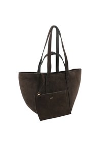 Bruine suède totebag met twee lange handvatten en een bijpassende ritszak. De zak heeft een subtiele gouden logo.