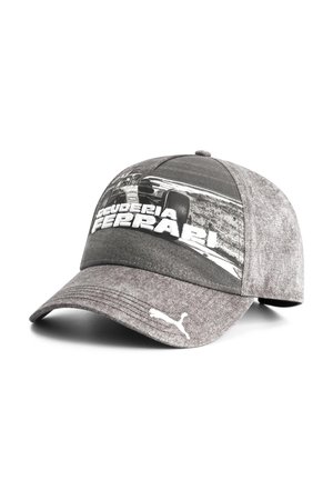 Szara czapka bejsbolowa z zakrzywionym daszkiem, z monochromatycznym nadrukiem wyścigowego samochodu oraz napisem "Scuderia Ferrari" w pogrubionym białym tekście.