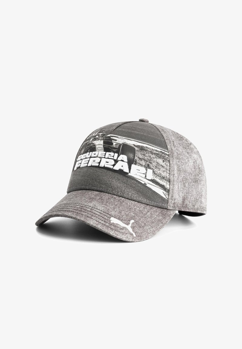 Szara czapka bejsbolowa z zakrzywionym daszkiem, z monochromatycznym nadrukiem wyścigowego samochodu oraz napisem "Scuderia Ferrari" w pogrubionym białym tekście.
