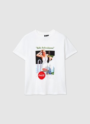 Weißes Baumwoll-T-Shirt mit einem Vintage-Grafikdruck einer Frau mit einer Coca-Cola-Flasche. Text: "Hello Refreshment." Kurzärmlig.
