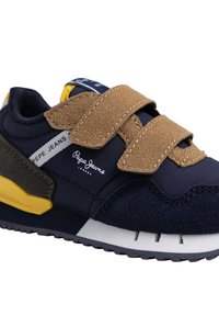 Zapatilla deportiva azul marino con acentos en gris oscuro y amarillo. Cuenta con dos tiras de Velcro color beige y un acabado de ante texturizado. Suela blanca con surcos.