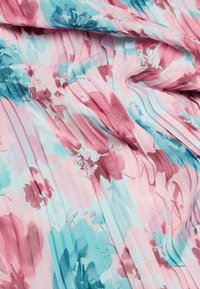 Faltstoff mit floralem Muster in pastellfarbenem Rosa, Blau und Rot. Weiche Textur mit fließendem, leichtem Fall.